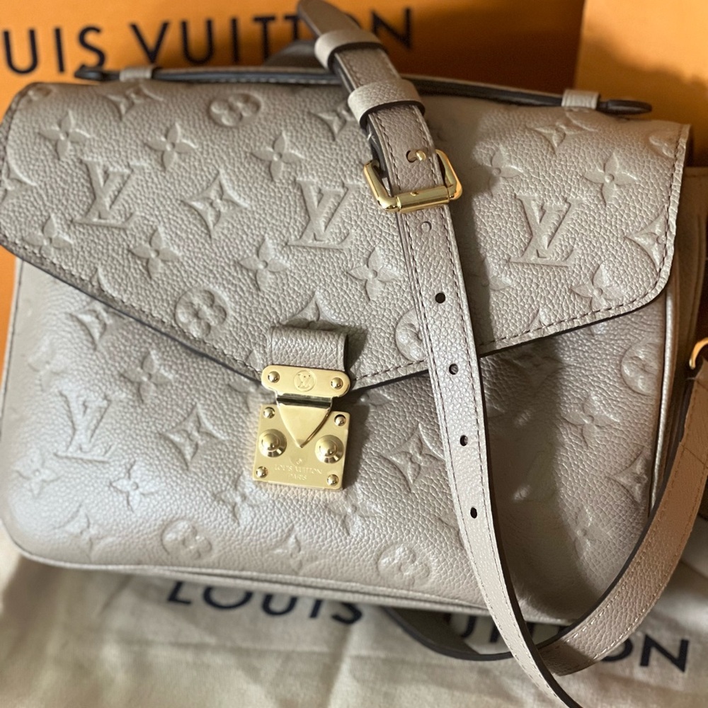 Authentic NEW Louis Vuitton Empriente Pochette Metis